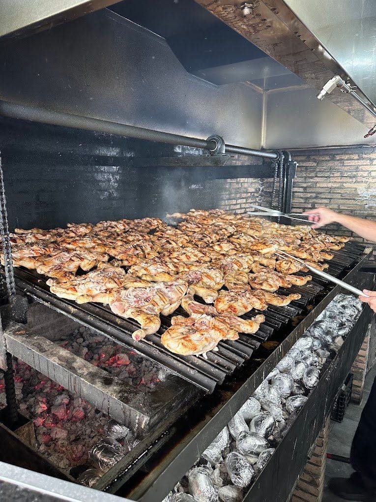 Pollos asándose sobre carbón en la brasa