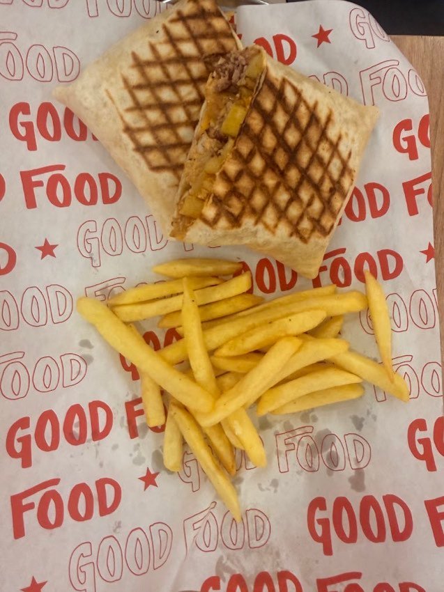 Taco a la plancha cortado por la mitad, con patatas fritas